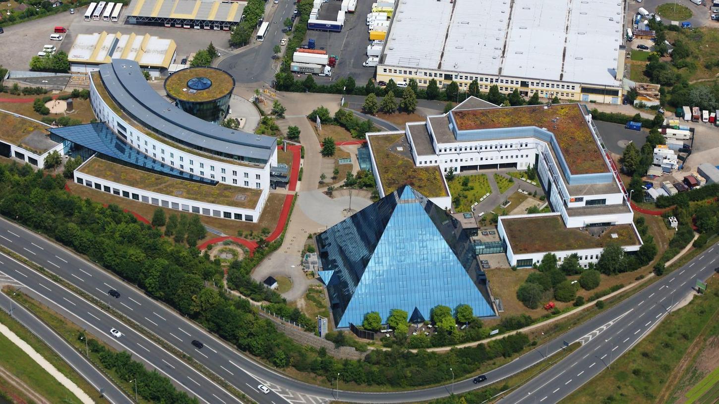 Aus dem Stadtbild nicht mehr wegzudenken: Die Hotel-Pyramide neben der Schön Klinik, hier aus der Luft betrachtet, prägt die Silhouette im Süden der Kleeblattstadt seit zwei Jahrzehnten.