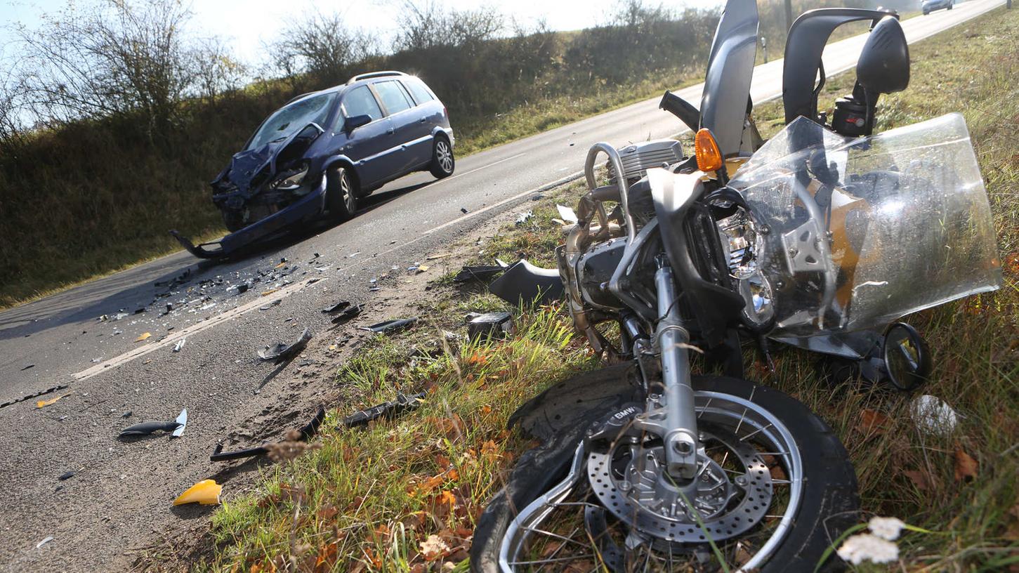 Der verunglückte Motorradfahrer kam mit lebensgefährlichen Verletzungen in ein Krankenhaus.