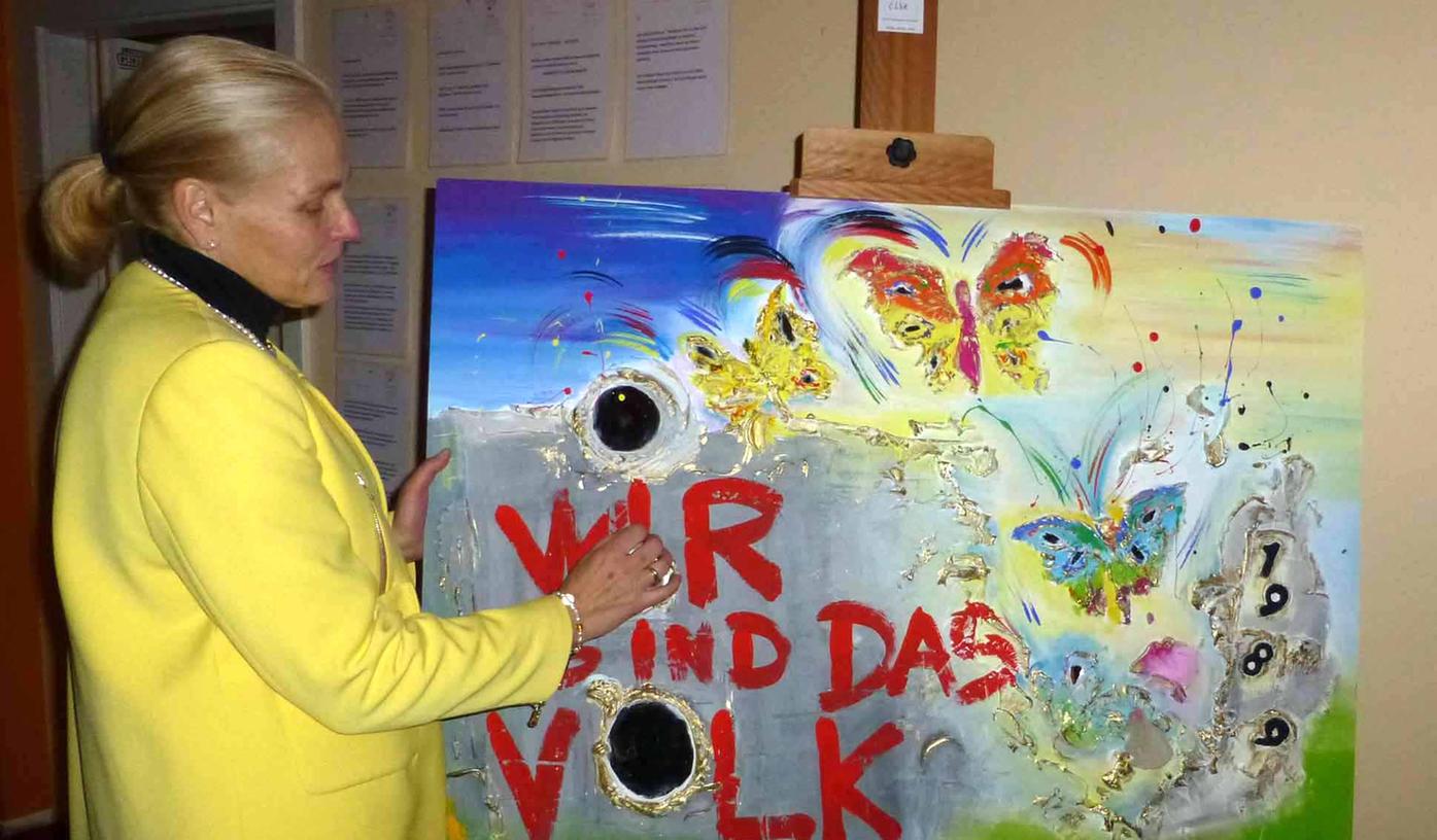 Zu “25 Jahre Mauerfall” hat die Künstlerin Elke Rogler-Klukas ein Objekt mit starker Symbolkraft für eine Ausstellung geschaffen, die am 9. November in der Neustädter “Wyremba-Kulturlounge” eröffnet wird. Zu “25 Jahre Mauerfall” hat die Künstlerin Elke Rogler-Klukas ein Objekt mit starker Symbolkraft für eine Ausstellung geschaffen, die am 9. November in der Neustädter “Wyremba-Kulturlounge” eröffnet wird.
