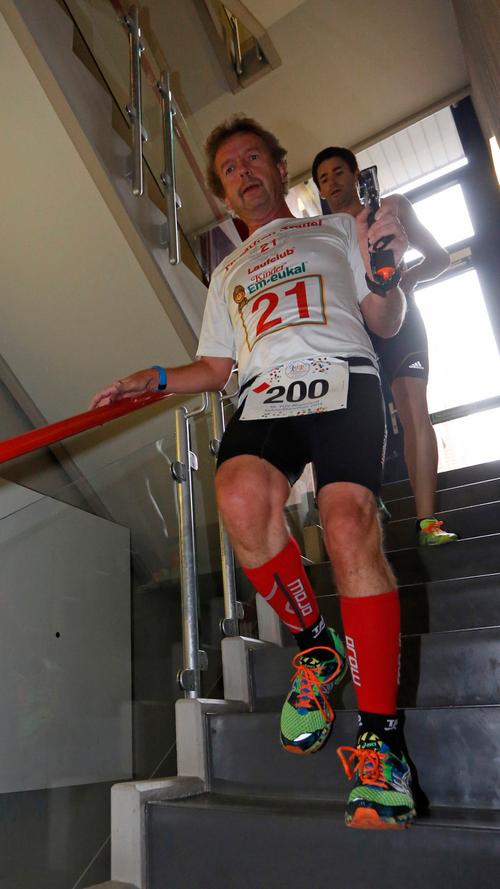 Bunte Kostüme beim 10. Tüv Rheinland Indoor Marathon