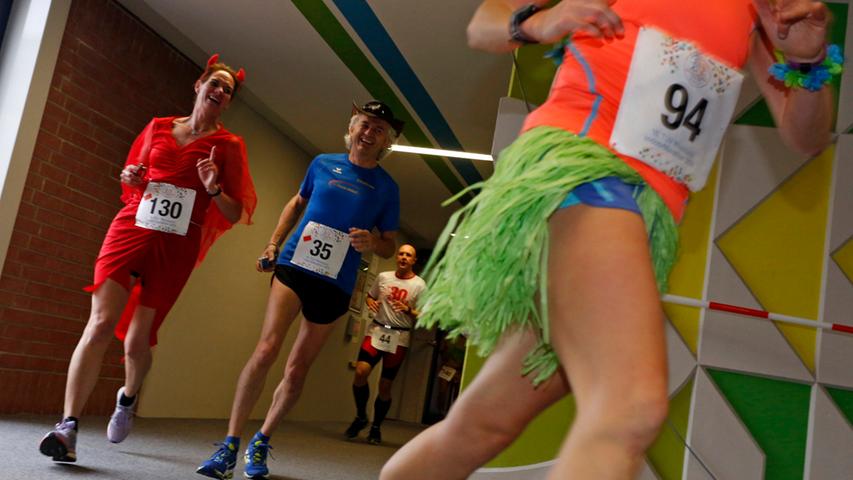 Bunte Kostüme beim 10. Tüv Rheinland Indoor Marathon