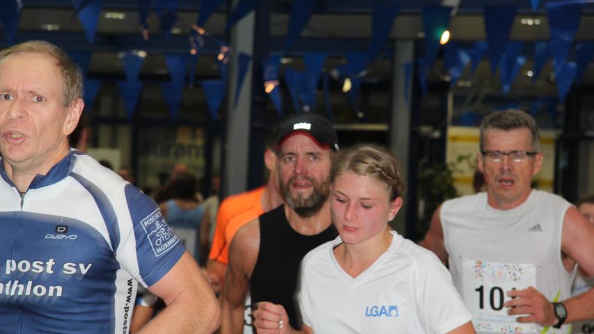 Große Anstrengung steht diesen Teilnehmern des 10. Tüv Rheinland Indoor Marathons auf den Gesichtern geschrieben. Angetreten werden kann über die Marathon- oder Halbmarathon-Distanz sowie beim Staffellauf.