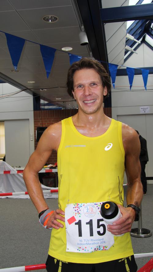 Carsten Stegner (39) stellt beim 10. Indoor Marathon mit einer Gesamtzeit von 2 Stunden, 51 Minuten und 56 Sekunden einen neuen Rekord auf. "Ich bin eigentlich Ultramarathon Läufer. Der Indoor Marathon war ein optimales Training", sagt er.