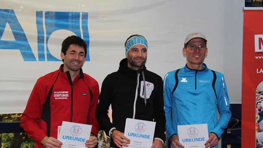 Felix Mayerhöfer (Mitte) gewinnt über die Halbmarathon-Distanz, Florian Warkus belegt den zweiten und Roland Rigotti (rechts) den dritten Platz.