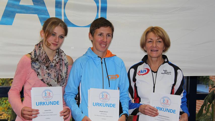 Die Siegerinnen beim Halbmarathon: Juliane Port macht den zweiten, Brigitte Schoch den ersten und Gabriele Eichenmüller (von links) den dritten Platz.
