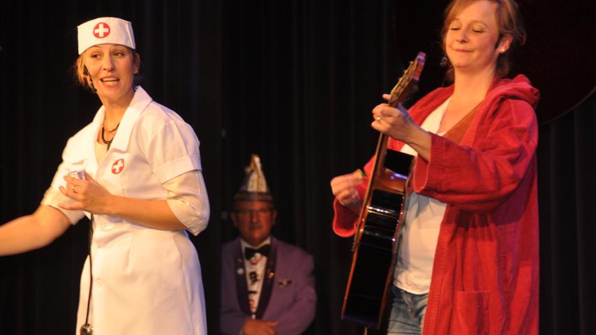 Daniela Ludwig (rechts) und Carola Helm überzeugten mit musikalischen Einlagen.