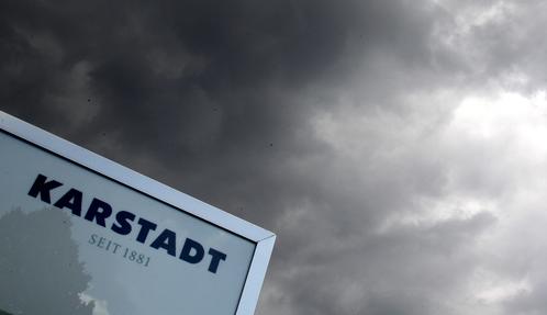 Dunkle Wolken ziehen über die Firmenzentrale von Karstadt in Essen hinweg.