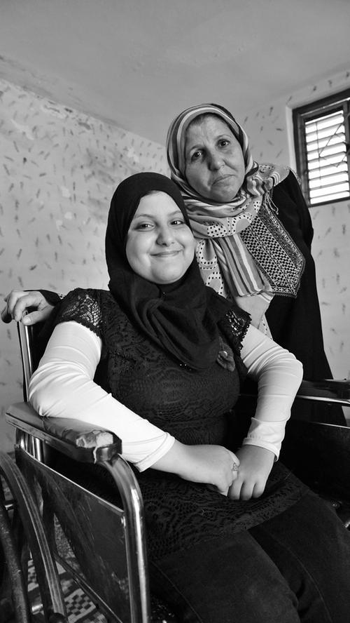 "Ein Schneiderkurs, das würde mir Spaß machen. Ich könnte etwas für meine Mutter nähen und Freundinnen finden", sagt Lubna Al Atawneh. Sie ist 12 Jahre alt und lebt in einem Flüchtlingslager.