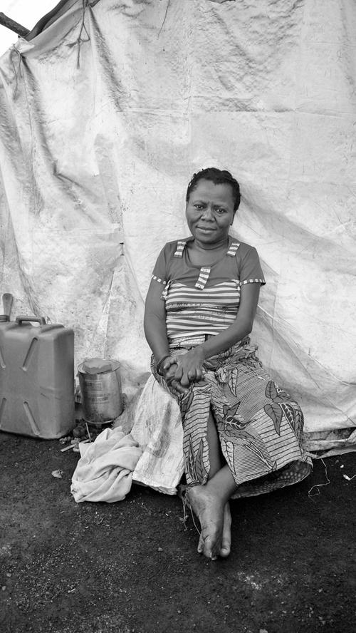 Jeanette Lubira traf der Bamberger Fotograf in einem Flüchtlingslager im Kongo (DR). Die 40-Jährige kroch dort regelrecht auf dem steinigen Boden. Mit einem Rollstuhl könnte sie einen kleinen Kuchenverkauf starten, hofft und träumt sie. "So haben die Menschen doch höchstens Mitleid mit mir. Es schmerzt, wenn man unterschätzt wird. Ich bin ein ganzer Mensch, nicht nur ein halber", sagt sie.