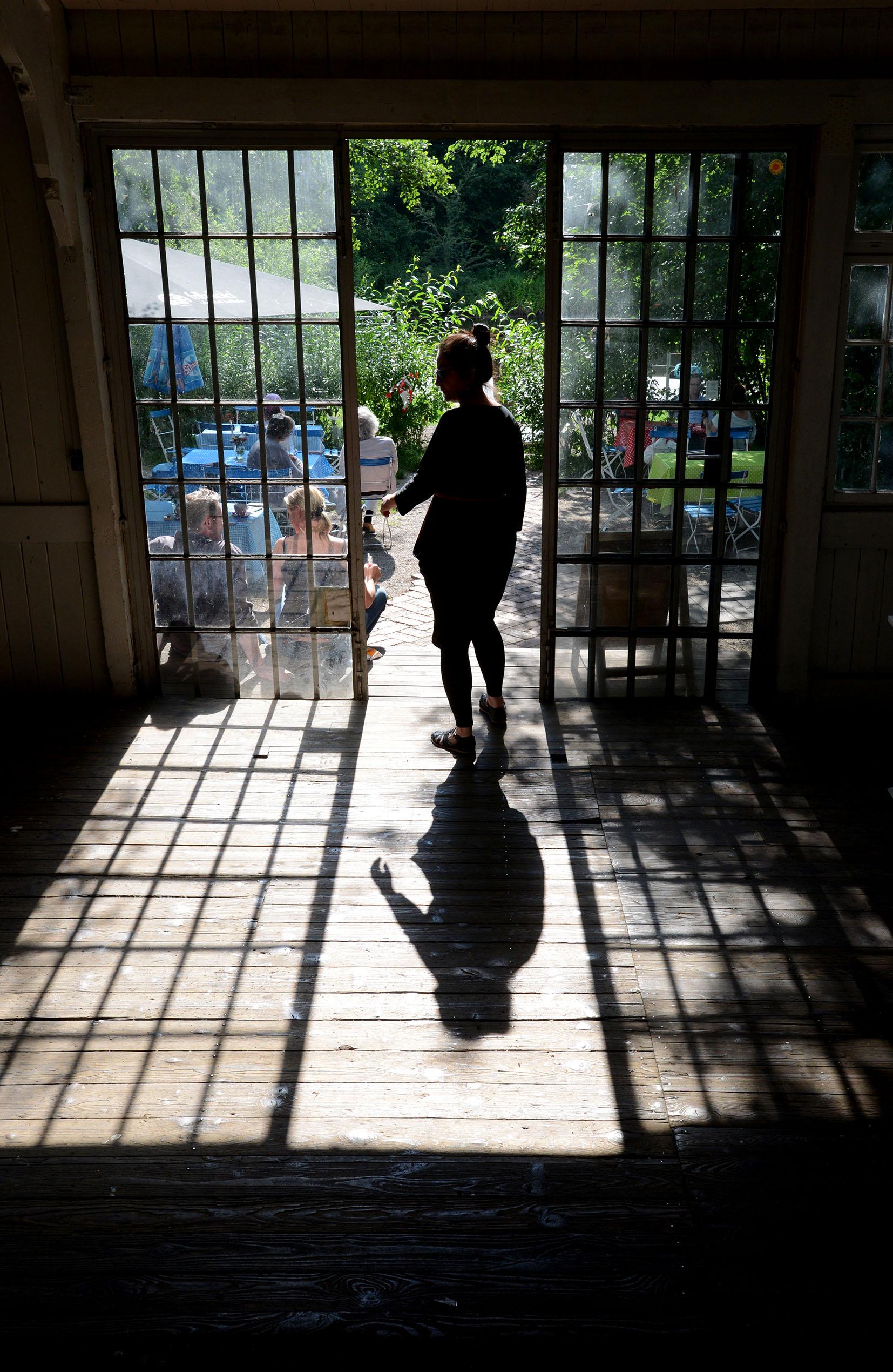 Schattenspiel am Eingang des Cafés.