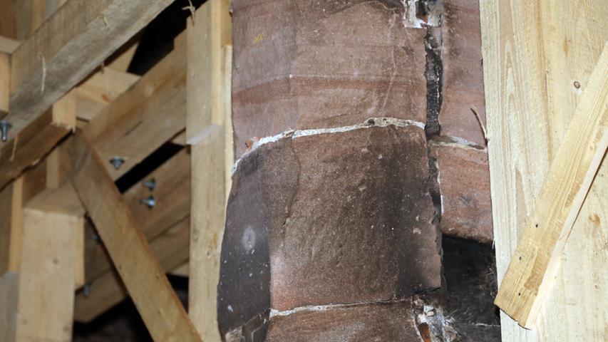 Experten berechnen, ob die Sandstein-Säulen noch dazu in der Lage sind, die Last des Daches und der Wände zu tragen. Fünf Prozent des Materials sind durch das Feuer abgeplatzt.