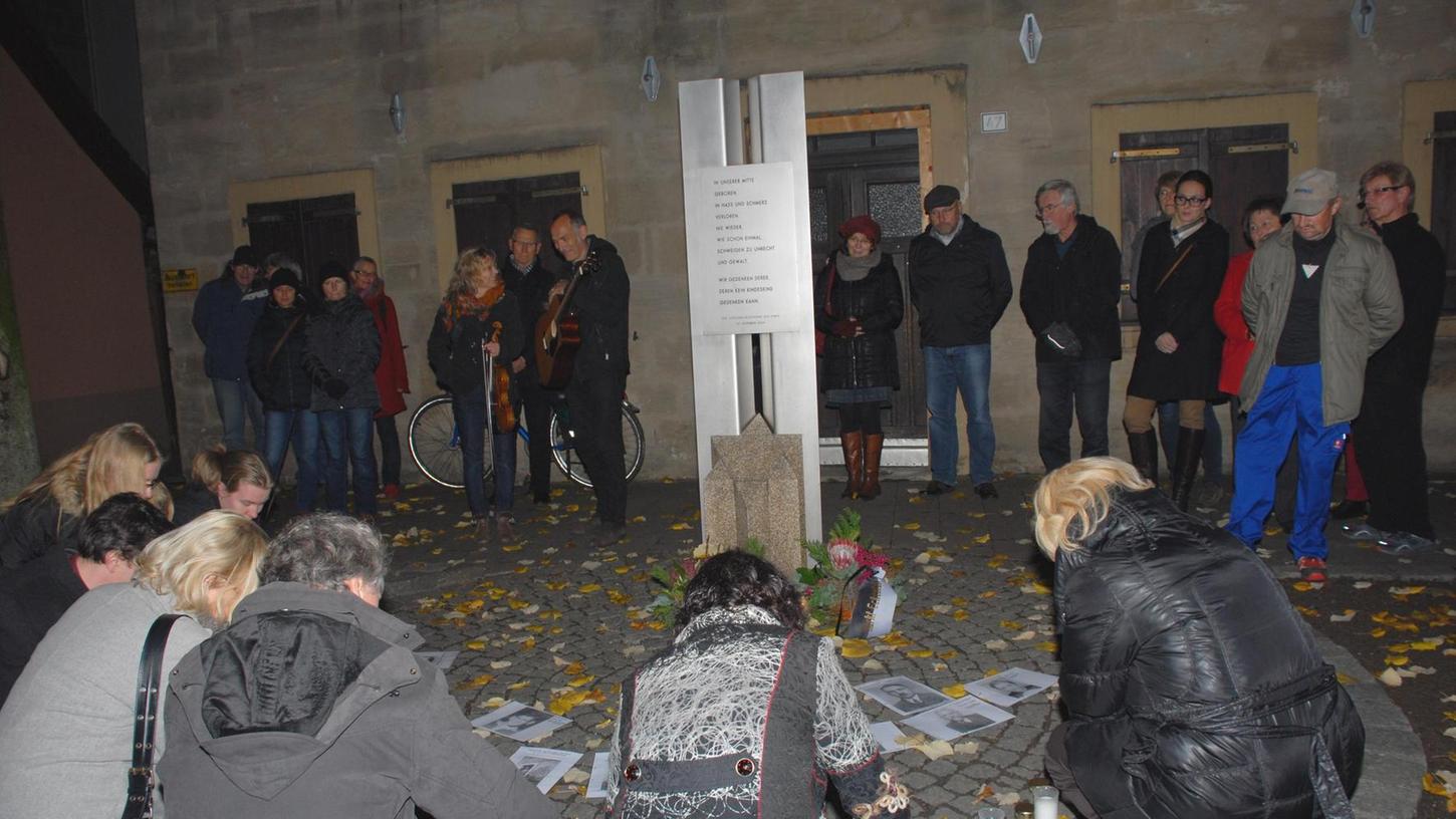 An der Erinnerungsstele in Forth wurden Kerzen für die Opfer der Shoah entzündet. 