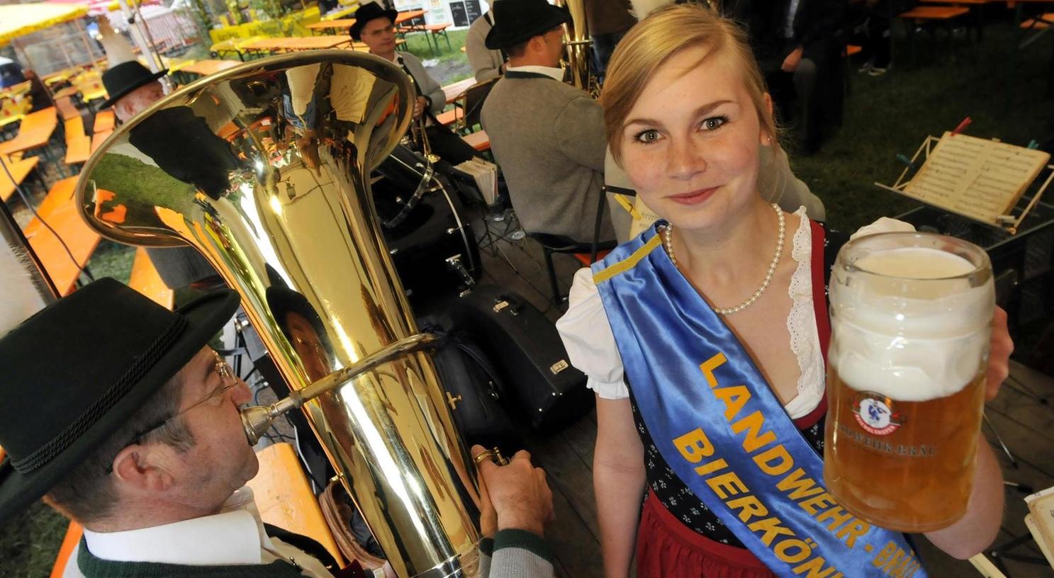 Bayerisches Bier fließt nicht nur in der Heimat (im Bild eine fränkische Bierkönigin im Nürnberger Burggraben), sondern immer öfter auch ins Ausland.