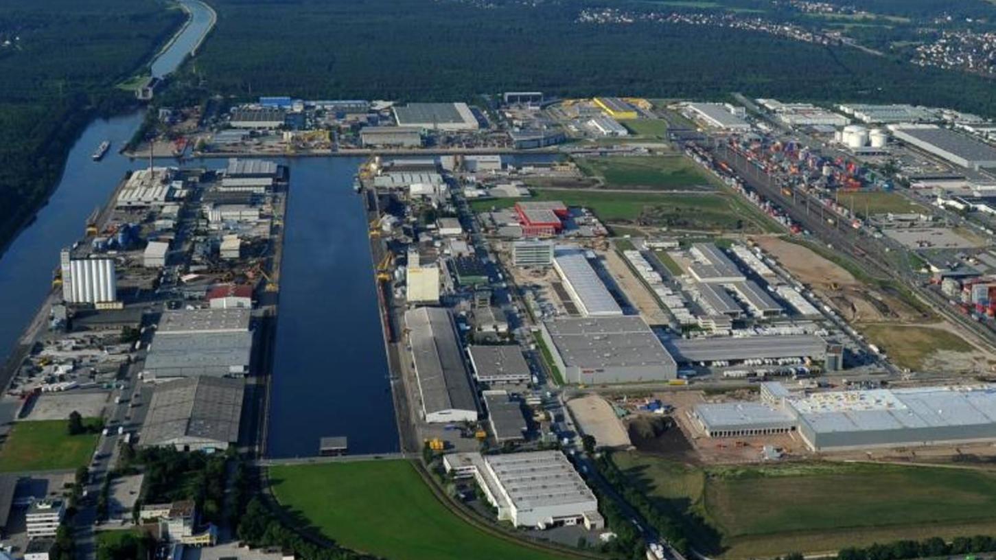 Die Stadt würde gerne, aber im Güterverkehrszentrum am Hafen Nürnberg gibt es nur noch wenig Möglichkeiten, neue Betriebe anzusiedeln, da der Wald um das Gebiet nicht gerodet werden darf..