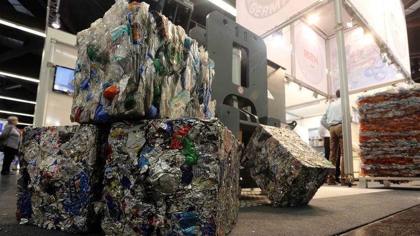 Die Würfel sind gefallen: Eindrucksvoll werden Recyclingvorgänge auf der Messe demonstriert.
