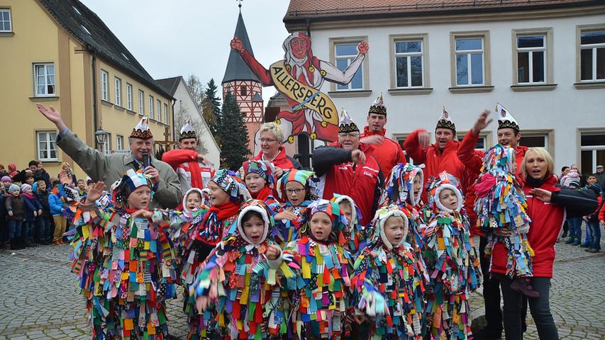 In Allersberg startete das Faschingskomitee gemeinsam mit den Mini-Hexen und vielen Schaulustigen in die fünfte Jahreszeit.