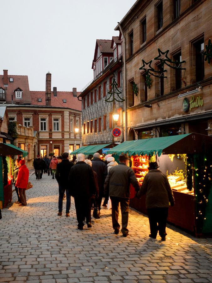 Und im Winter verwandelt sich der Waagplatz in einen Weihnachtsmarkt. 