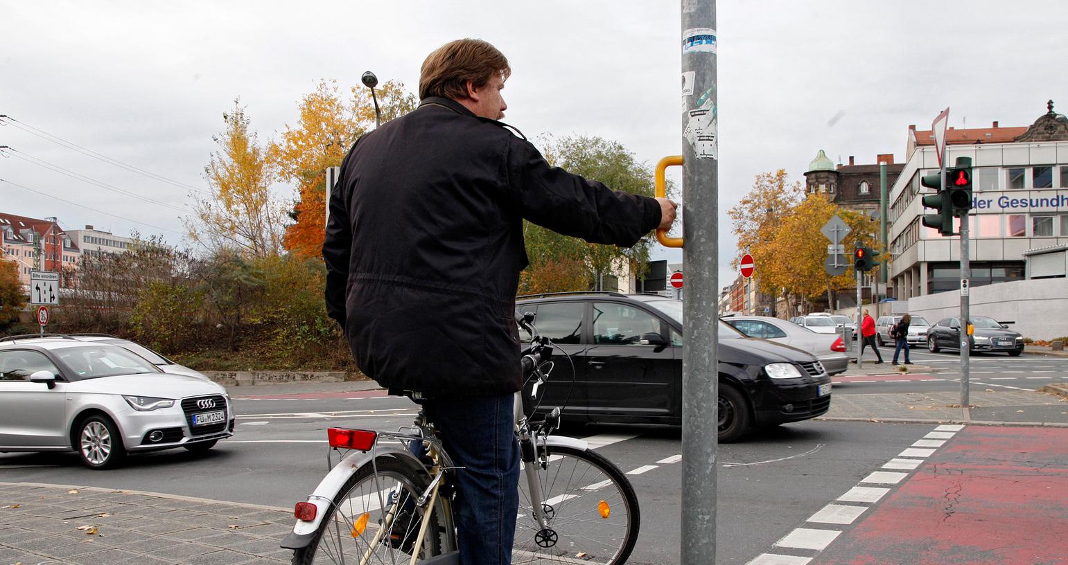 In Fürth gibt es sie schon: die knallgelben Haltegriffe für Radfahrer an Ampeln. Das Bild zeigt einen Griff an der Jakobinenstraße.