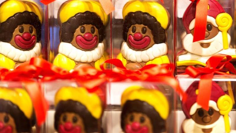 Der Zwarte Piet - oder für uns Schwarzer Peter - ist in den Niederlanden der Helfer des Sinterklaas, des Heiligen Nikolaus. Da er eine große Rolle für das in Holland ohnehin sehr wichtige Fest des Nikolaus spielt, gibt es ihn in sämtlichen Süßigkeitenvariationen zu kaufen.