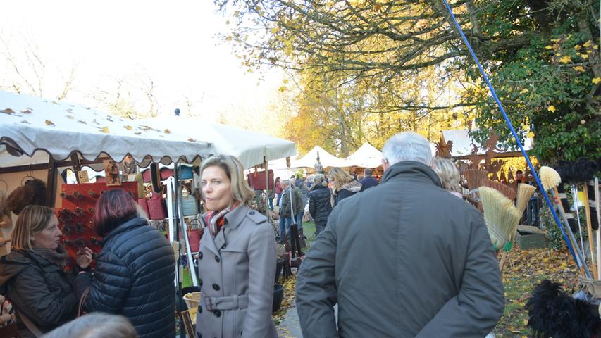 Akzente-Martini-Markt lockte Hunderte auf Schloss Thurn