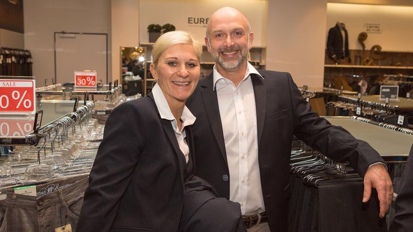 Nicht nur die Spieler bekommen eine neue Garderobe: Auch die Physios um Agnieszka Tobiasz und Carsten Klee dürfen sich über die schicke Kleidung freuen.