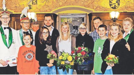 Die neuen Prinzenpaare heißen Sandra und Maximilian Hofmann (Mitte links), rechts daneben die Vorgänger Marina und Markus Wächter. Neues Kinderprinzenpaar ist Ronja Maier (schwarzer Pulli) und Oliver Diertl (links daneben). Mit im Bild unter anderem Präsidentin Elly Schübel (r.) und Nachwuchspräsident Martin Wagner (l.) Die neuen Prinzenpaare heißen Sandra und Maximilian Hofmann (Mitte links), rechts daneben die Vorgänger Marina und Markus Wächter. Neues Kinderprinzenpaar ist Ronja Maier (schwarzer Pulli) und Oliver Diertl (links daneben). Mit im Bild unter anderem Präsidentin Elly Schübel (r.) und Nachwuchspräsident Martin Wagner (l.)