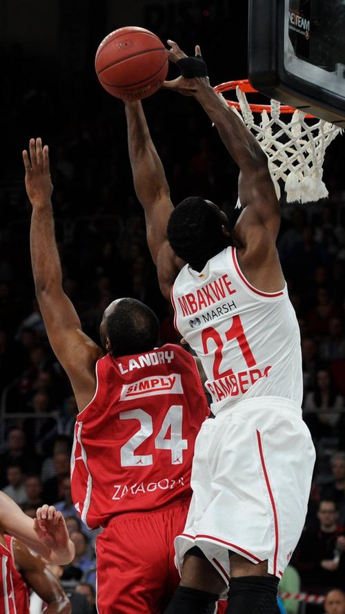 12.11.2014 --- Basketball --- Saison 2014 2015 --- Eurocup : Brose Baskets  Bamberg - CAI Saragossa --- Foto: Sport-/Pressefoto Wolfgang Zink / HMI ---  ..Trevor Mbakwe (21, Brose Baskets Bamberg) gegen Marcus Landry (24, CAI  Saragossa)