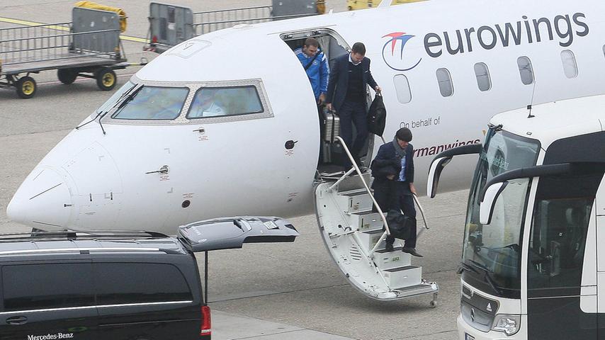 Bundestrainer Joachim Löw verlässt als einer der ersten das Flugzeug.