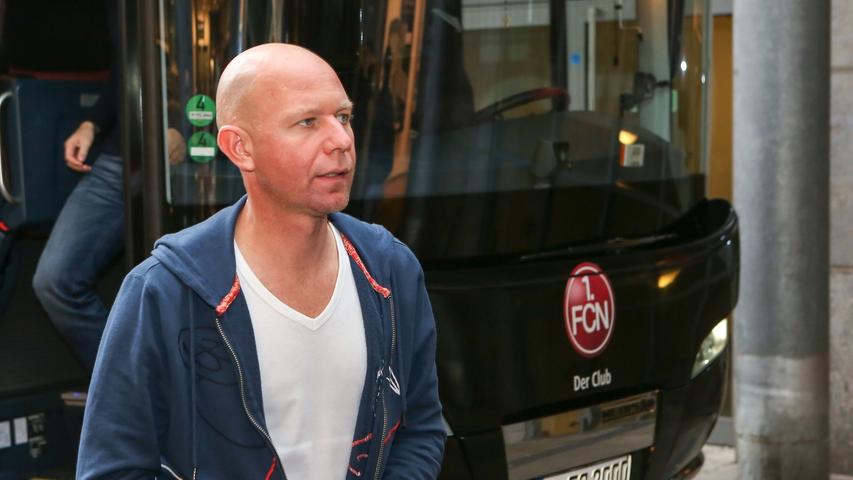 Mit im Gepäck hatte Weiler seinen Co-Trainer Manuel Klökler. Der "Assi" des neuen Club-Anweisers - beim FCN nun zuständig für die Detailarbeit - folgte seinem Vorgesetzten mit einem sportlichen Kapuzen-Pulli.