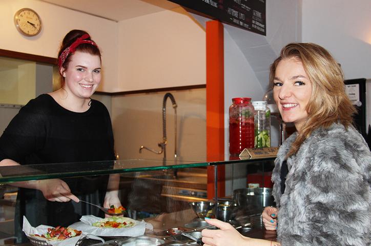 Sarah Eigenseher (18) arbeitet seit eineinhalb Jahren im Hot Tacos in der Brunnengasse in Nürnberg. Ella Don (27) ist seit etwa zwei Jahren mindestens drei mal die Woche bei Hot Tacos anzutreffen. "Ich mag den Style von dem Laden, die Menschen, die das aufbauen und den Chief. Außerdem machen sie einfach die mit Abstand besten Tacos auf der ganzen Welt." Häufiger als hier in der Brunnengasse ist sie jedoch in der Filiale in der Fürther Straße. "Da mixen sie auch echt üble Caipirinhas, ohne Scheiß." Ihr Lieblingsessen im Hot Tacos hat Ella selbst kreiert. "Ich esse am liebsten den Puten-Taco, allerdings statt Pute mit Kartoffeln. Das Ganze nenne ich dann 'Russian Taco'. Allerdings esse ich hier alles gerne, außer Chilli con Carne, die Beat Box hinten soll wegen den Bohnen nicht angehen", lacht sie. Sarah Eigenseher (18) arbeitet seit eineinhalb Jahren im Hot Tacos in der Brunnengasse in Nürnberg. Ella Don (27) ist seit etwa zwei Jahren mindestens drei mal die Woche bei Hot Tacos anzutreffen. "Ich mag den Style von dem Laden, die Menschen, die das aufbauen und den Chief. Außerdem machen sie einfach die mit Abstand besten Tacos auf der ganzen Welt." Häufiger als hier in der Brunnengasse ist sie jedoch in der Filiale in der Fürther Straße. "Da mixen sie auch echt üble Caipirinhas, ohne Scheiß." Ihr Lieblingsessen im Hot Tacos hat Ella selbst kreiert. "Ich esse am liebsten den Puten-Taco, allerdings statt Pute mit Kartoffeln. Das Ganze nenne ich dann 'Russian Taco'. Allerdings esse ich hier alles gerne, außer Chilli con Carne, die Beat Box hinten soll wegen den Bohnen nicht angehen", lacht sie.