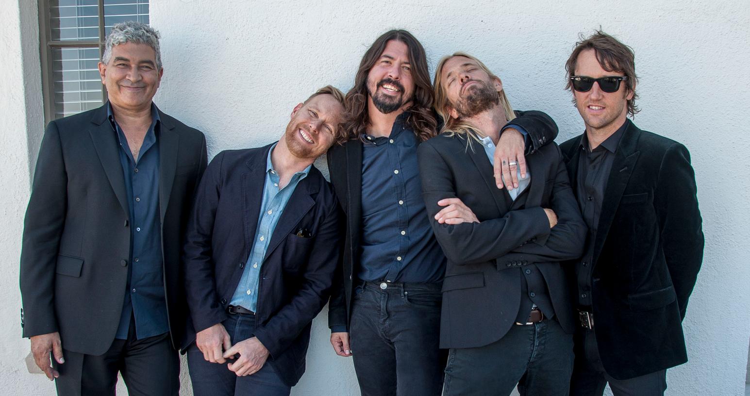 Die Foo Fighters (v.l.n.r.) Pat Smear, Nate Mendel, Dave Grohl, Taylor Hawkins und Chris Shiflett freuen sich diebisch. Kein Wunder: Fotografiert hat sie hier Ex-Beatle Ringo Starr.