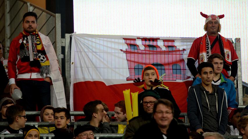 Die Anhänger von Gibraltar sind "leicht" in der Unterzahl, allerdings feiern sie ihre Mannschaft trotzdem. Schon vor Anpfiff sorgten sie in der Nürnberger Innenstadt für gute Stimmung mit Sprechchören.