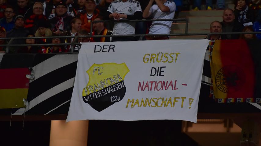 Nicht nur die Kleeblätter, sondern auch viele andere Vereine und Klubs grüßen die Weltmeister mit Bannern.