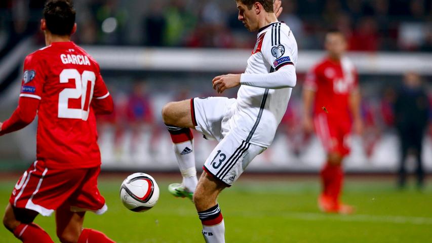 Trotz einiger Chancen braucht es zwölf Minuten, bis der erste Treffer für Deutschland fällt: Mustafi kommt auf der rechten Seite zum Flanken. Der Ball prallt vom Pfosten zu Müller, der zum 1:0 trifft.