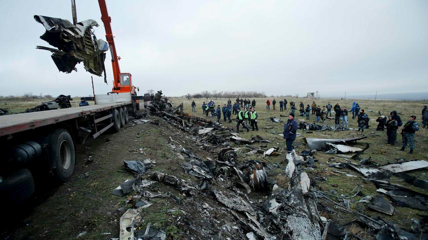 Ukrainische Rettungsteams aus Donezk unter Aufsicht von Spezialisten aus den Niederlanden und der OSZE haben die Bergung von Trümmerteilen des verunglückten Passagierflugzeugs MH17 Mitte November 2014 wieder aufgenommen. Die ukrainische Regierung möchte die Wrackteile in Charkiw untersuchen.