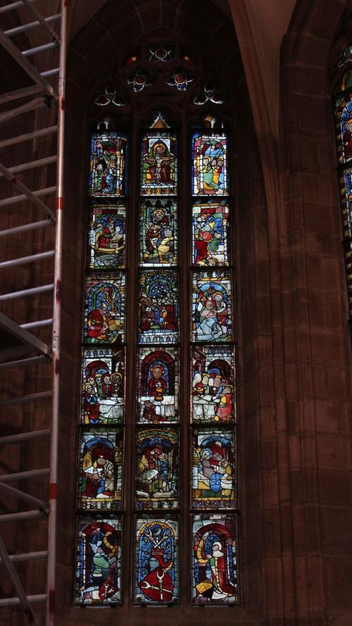 ...als derjenige vergleichbar alter Nürnberger Kirchenfenster in St. Sebald und St. Lorenz.