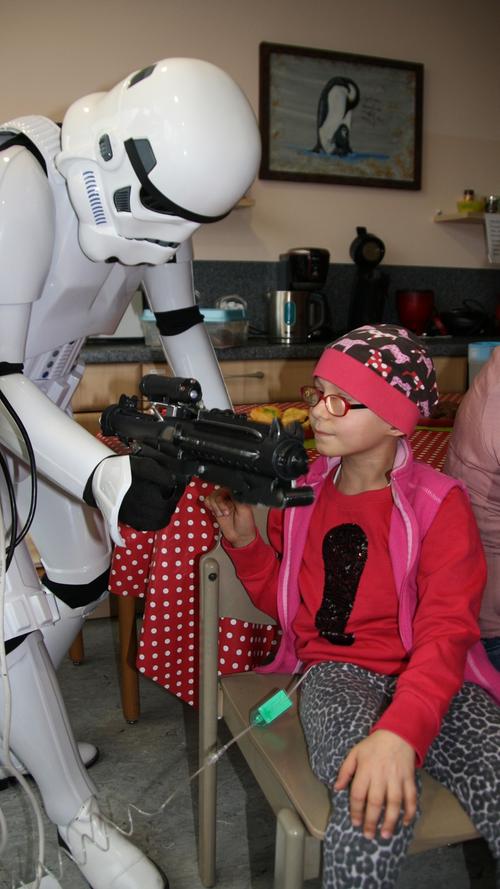 Star Wars Fans besuchen Cnopf'sche Kinderklinik