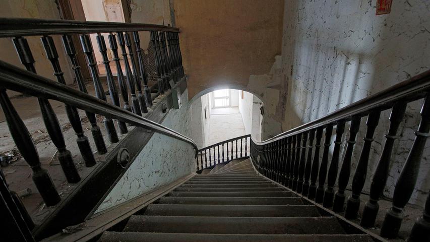 Die schiefen Stufen des Treppenhauses atmen Geschichte.