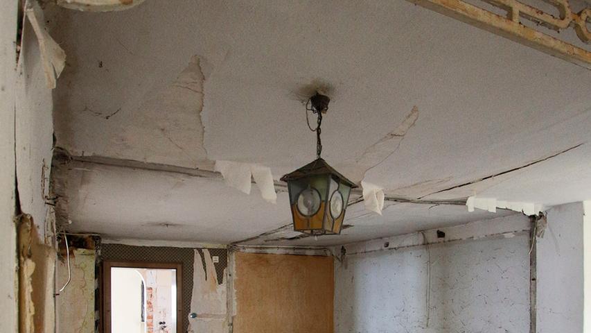 Von der Decke baumelt noch die historische Wirtshauslampe.