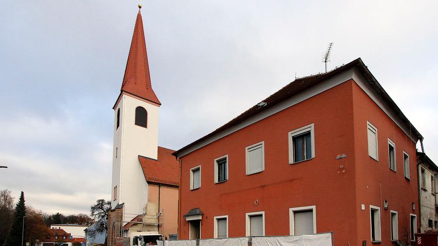 Die Kapuzinerstraße von der Christuskirche bis zum Weißenfeldplatz ist zurzeit eine große Baustelle. Wo sich früher die Gaststätte „Klösterl“ befand, entsteht das evangelische Dekanats- und Gemeindezentrum.
