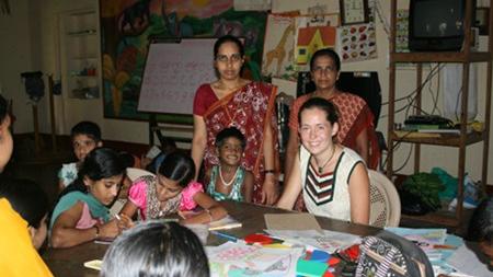 Ayla (rechts im Bild) gemeinsam mit betreuten Kindern in der Sandeep Special School. Für diese Schule baut der Verein "Hand des Menschen", den Ayla zusammen mit Caroline gründete, ab Januar ein neues Gebäude.