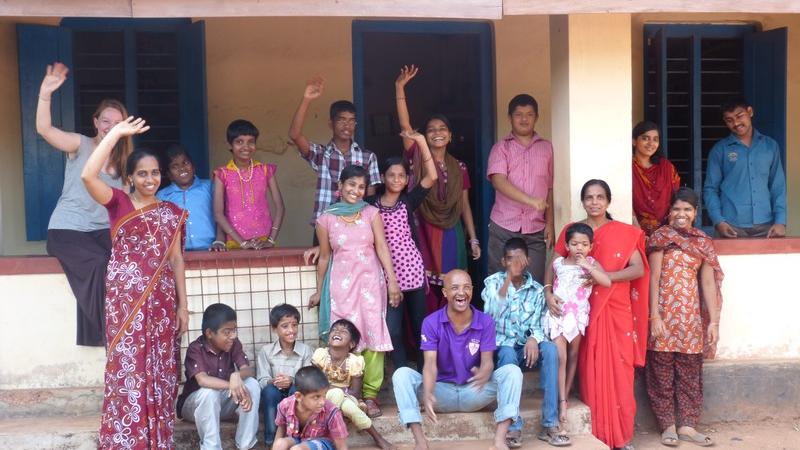 Vor dem derzeitigen Gebäude der Sandeep Special School in Sullia: Bei ihrem dreimonatigen Aufenthalt dort lernte Volunteer Charlotte (hinten links) Schule und Kinder kennen.