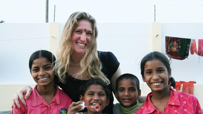 Die Vorsitzende und Gründerin des Vereins "Hand des Menschen - Kindern eine Zukunft geben e.V." Caroline zusammen mit Patenkindern in Swadhar/Indien.