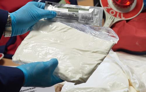 Es gibt eine ganze Reihe künstlich hergestellter, vollsynthetischer Drogen, die unter der Verwendung von bestimmten chemischen Substanzen in illegal betriebenen Laboren hergestellt werden. Im Jahr 1887 synthetisierte der rumänische Chemiker Lazar Edelneanu als erster Amphetamin, sechs Jahre später war es der Japaner Nagayoshi Nagai, der zum ersten Mal Methamphetamin herstellte, ein Amphetaminderivat. In der Vergangenheit fand die Droge breite Anwendung. So wurden beispielsweise verhaltensauffällige Kinder mit Amphetamin behandelt. Auch im Zweiten Weltkrieg kam es zum Einsatz und wurde an Soldaten ausgegeben, um sie wach und motiviert zu halten; auf deutscher Seite trug es die Bezeichnung Pervitin.