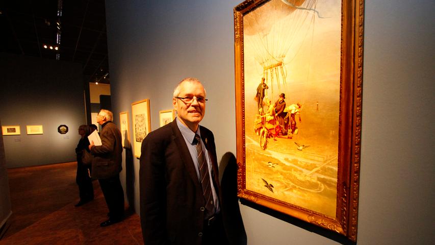 Auch Generaldirektor Ulrich Großmann schaute sich die Welt von oben in der Ausstellung an.
