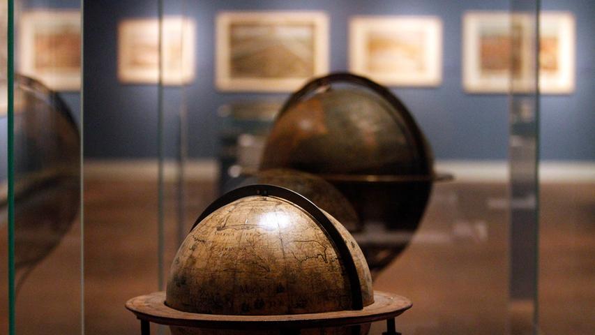 Doch nicht nur Bilder, sondern auch Globen aus frühen Zeiten sind Zeugnis davon, dass sich Menschen in die Lüfte dachten.
