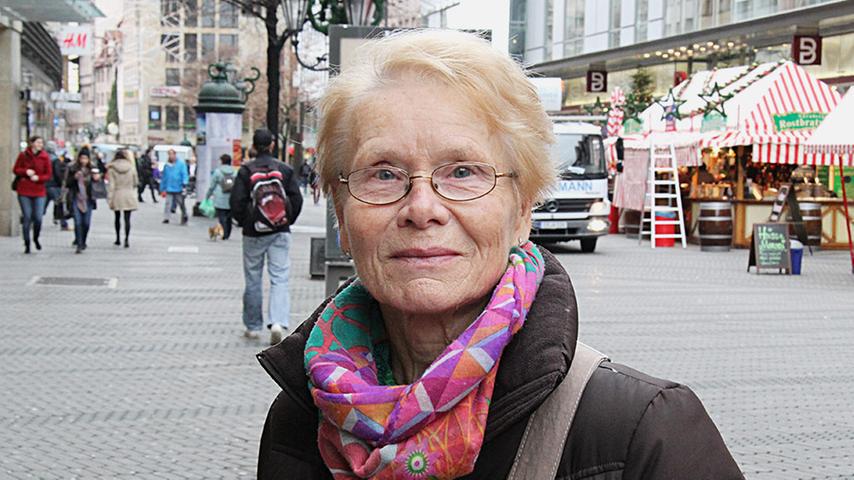 Annelie Söhnlein (71) ist mit Stofftüte unterwegs: "Zum Einkaufen habe ich immer irgendeinen Beutel dabei. Deswegen habe ich keinen hohen Verbrauch an Plastiktüten."