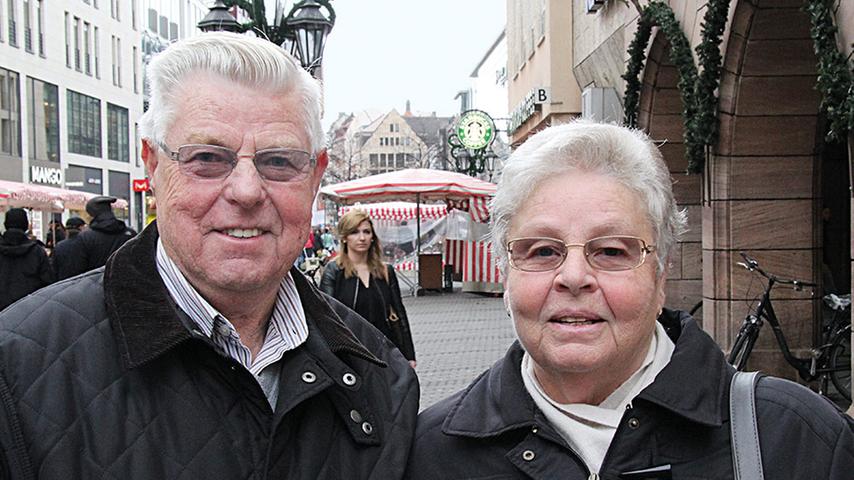 "200 Plastiktüten pro Person im Jahr sind einfach zu viel", meinen Harald (73) und Irmgard Elger (66). "Wir bewahren die Tüten zuhause im Schrank auf und verwenden sie dann wieder zum Einkaufen."