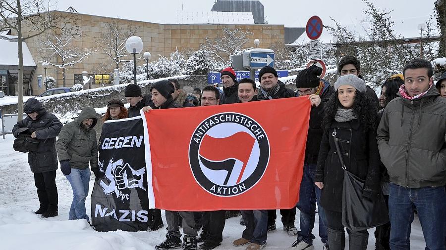 Folklore-Fans hoben die Hand zum „Wolfsgruß“