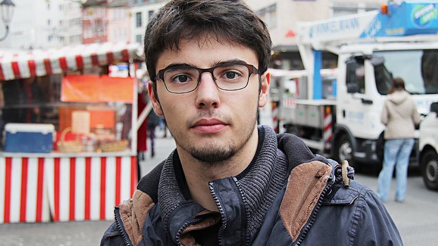 Henrik Vardumyan (19) ist dagegen der Meinung, dass längere Öffnungszeiten den Einzelhandel attraktiver machen könnten: "Das wäre auf jeden Fall ein Vorteil für Geschäfte. Ich glaube, dann kommen die Leute zum Einkaufen eher in die Stadt und bestellen weniger im Internet."
